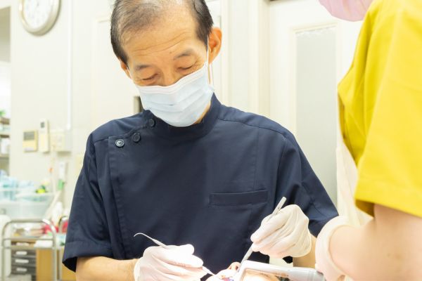 口腔内を見ているもりざね歯科院長の写真