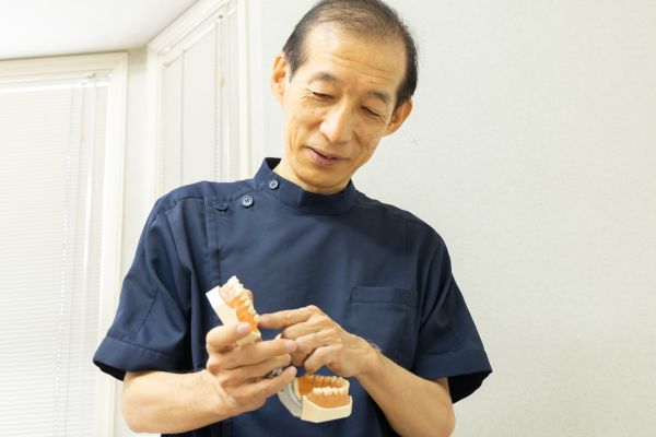 入れ歯について説明をしているもりざね歯科院長の写真