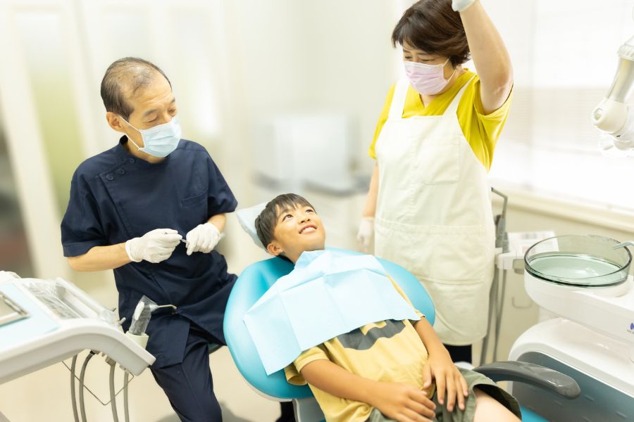 もりざね歯科の院長が小児の治療をはじめようとしている
