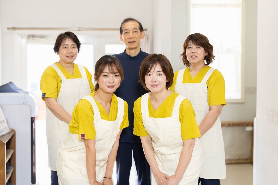 もりざね歯科医院の院長とスタッフの集合写真