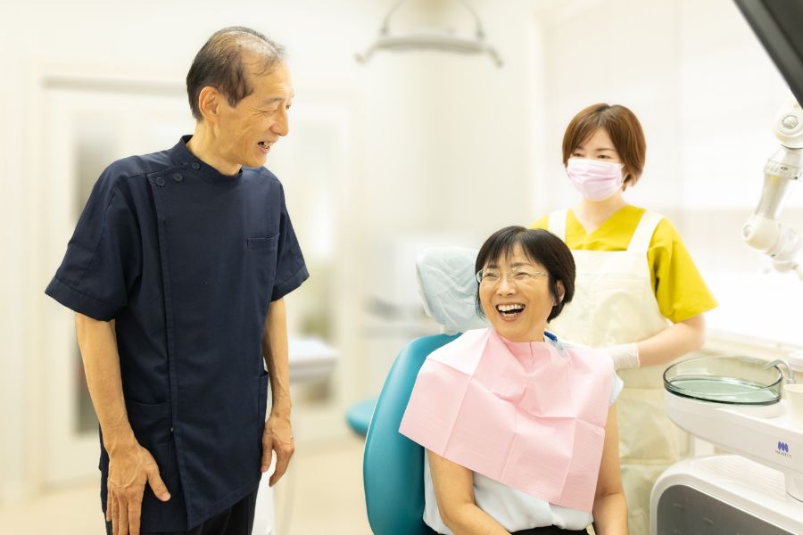 もりざね歯科院長と患者さんが談笑する写真