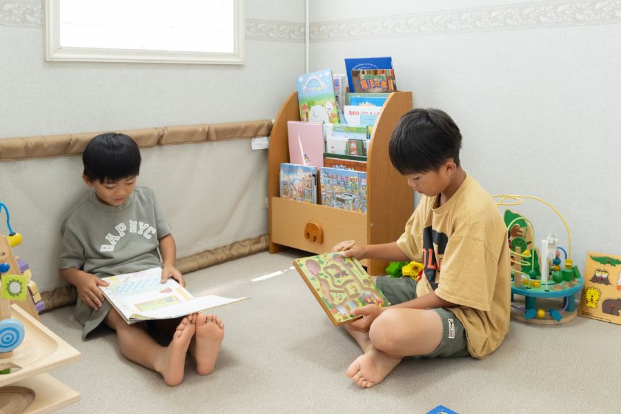 もりざね歯科のキッズルームで遊ぶ子供の写真